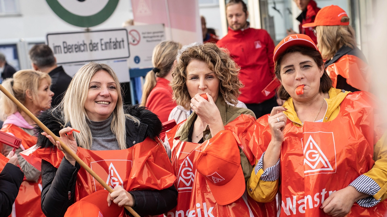 Metallerinnen beim Warnstreik bei Federal Mogul in Wiesbaden am 31.10.2022 