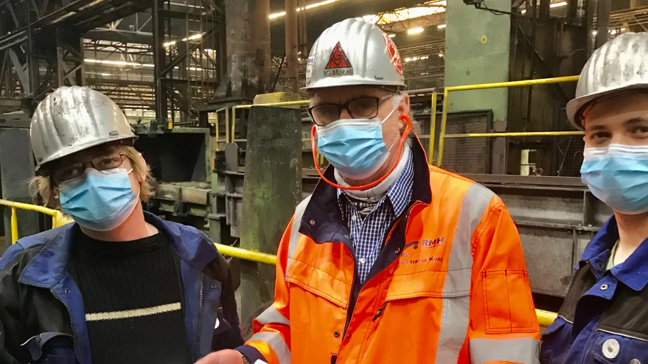 Vertrauensleute informieren im Rohrwerk über die Lohnerhöhung