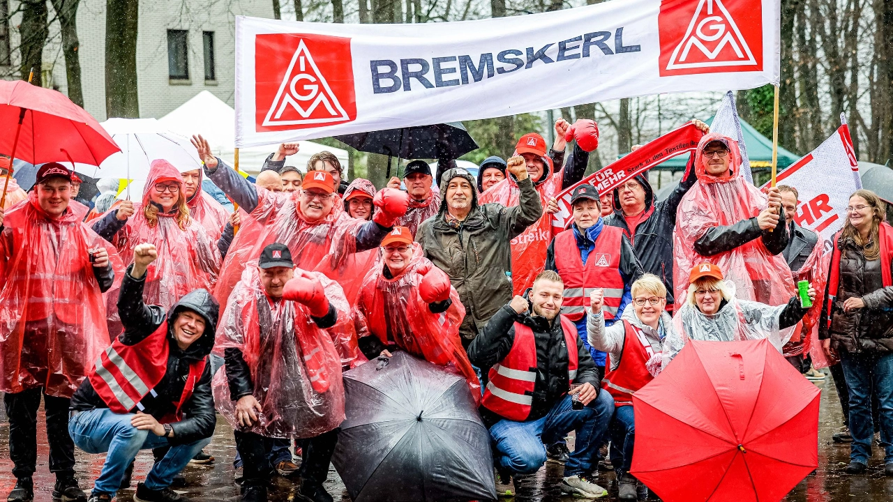 Beschäftigte während einem Warnstreik in der Textil-Tarifrunde West 2023