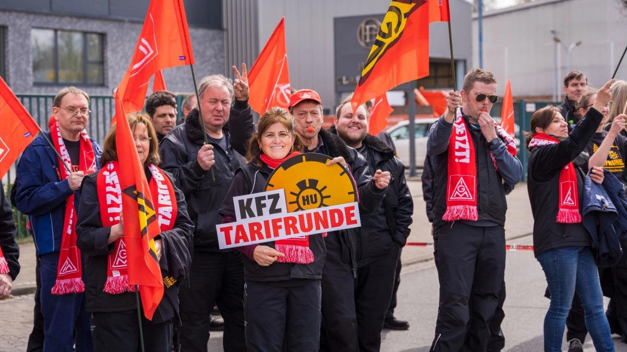 Beschäftigte bei einer Aktion zur Kfz-Tarifrunde 2023 in Hannover.