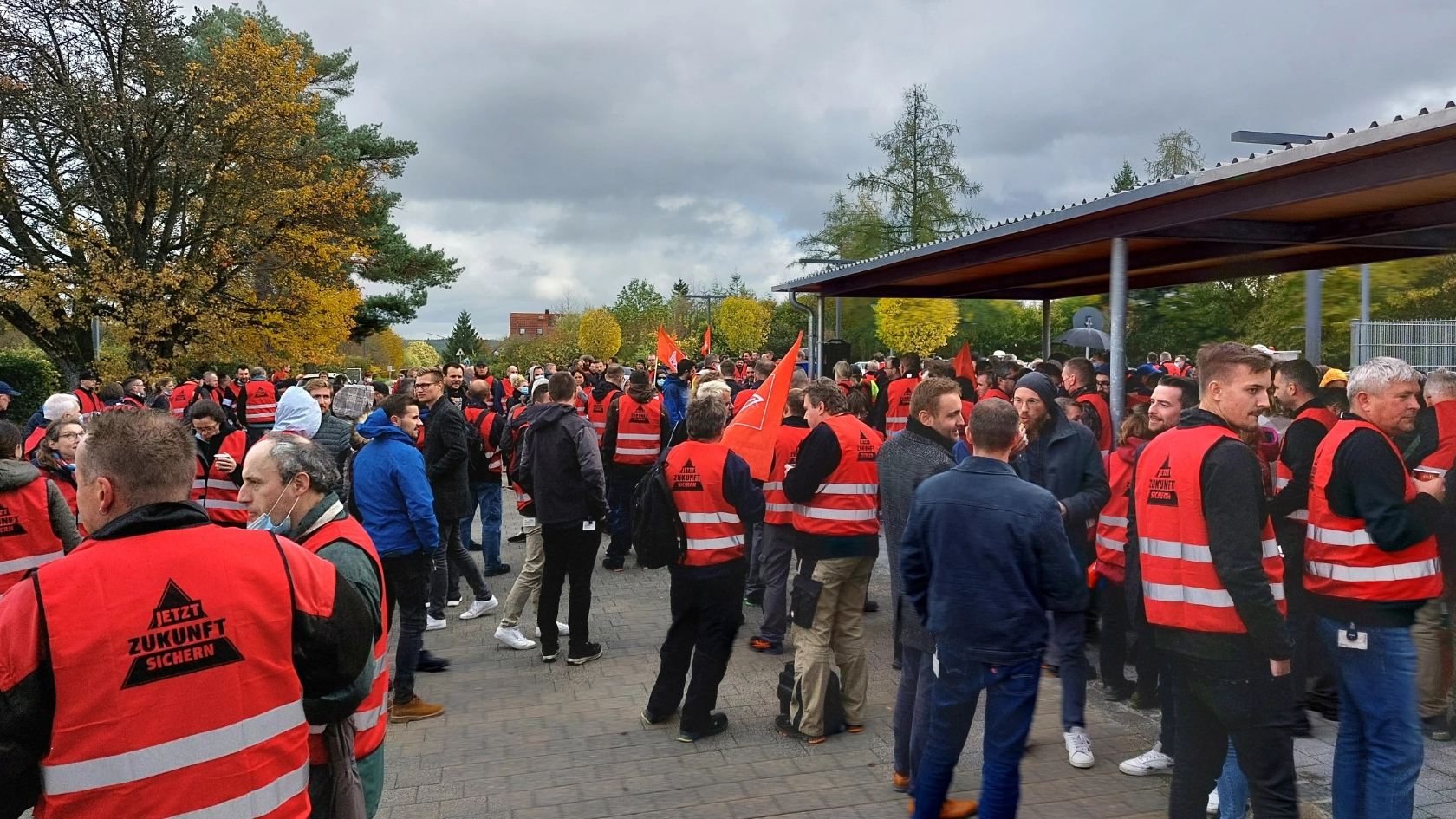 Koll. bei Warnstreikkundgebung