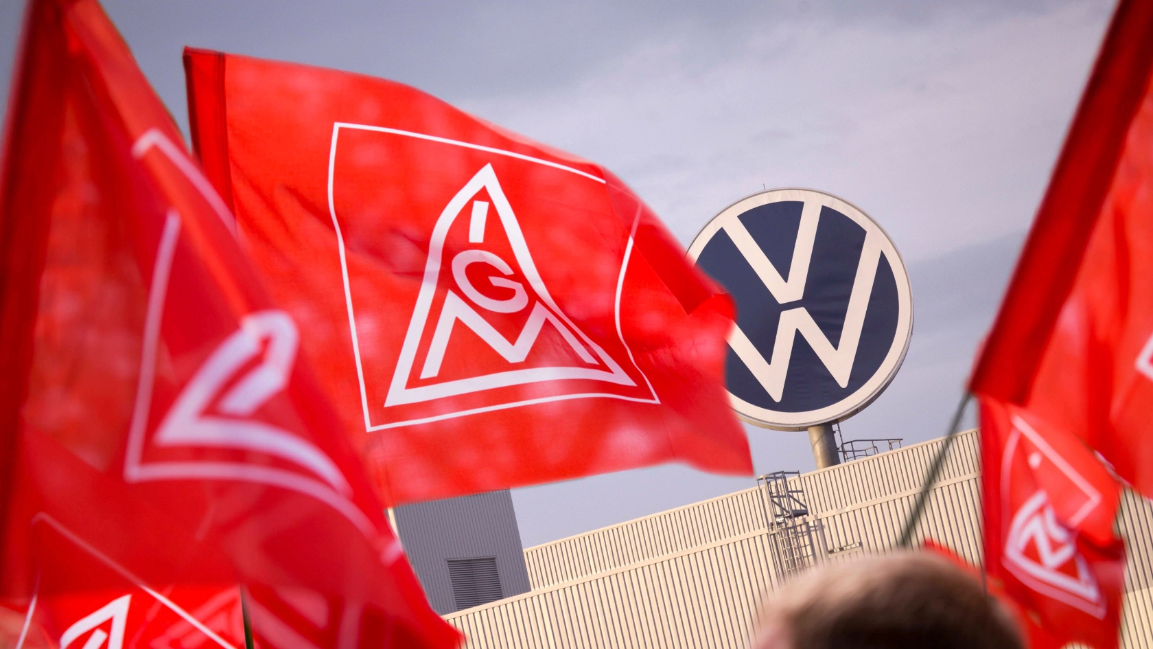 IG Metall Flaggen vor Volkswagenwerk