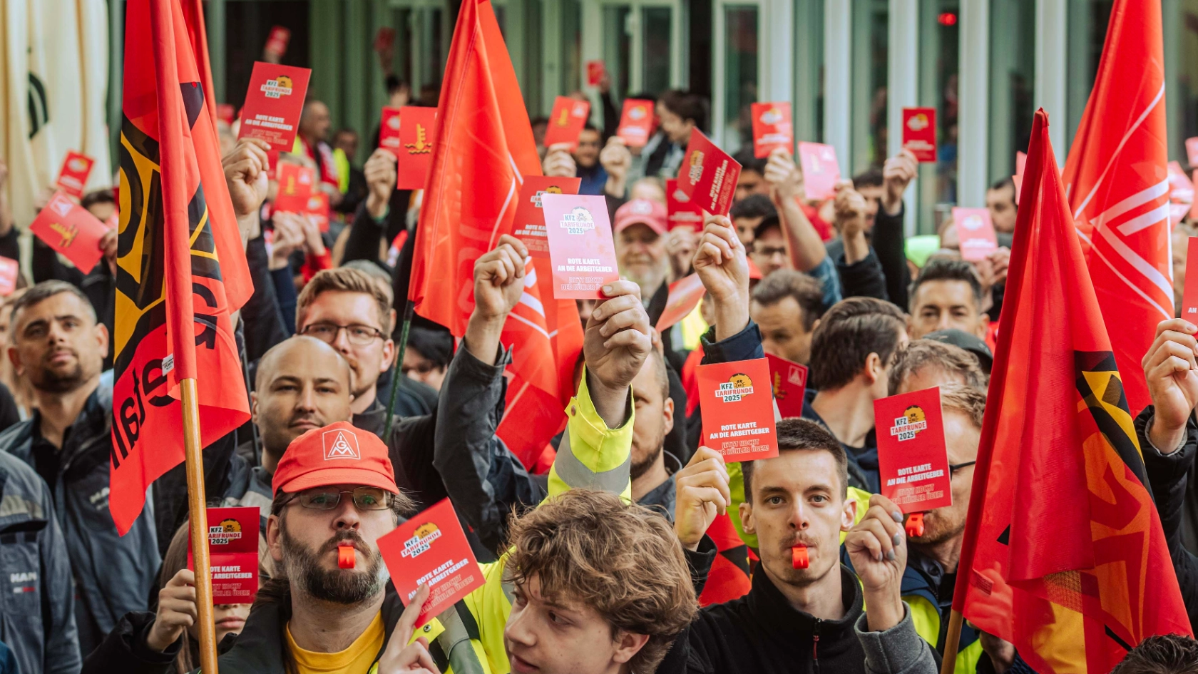 Dritte Verhandlung im KFZ-Gewerbe gestartet: 800 Beschäftigte zeigen Arbeitgeber rote Karte!