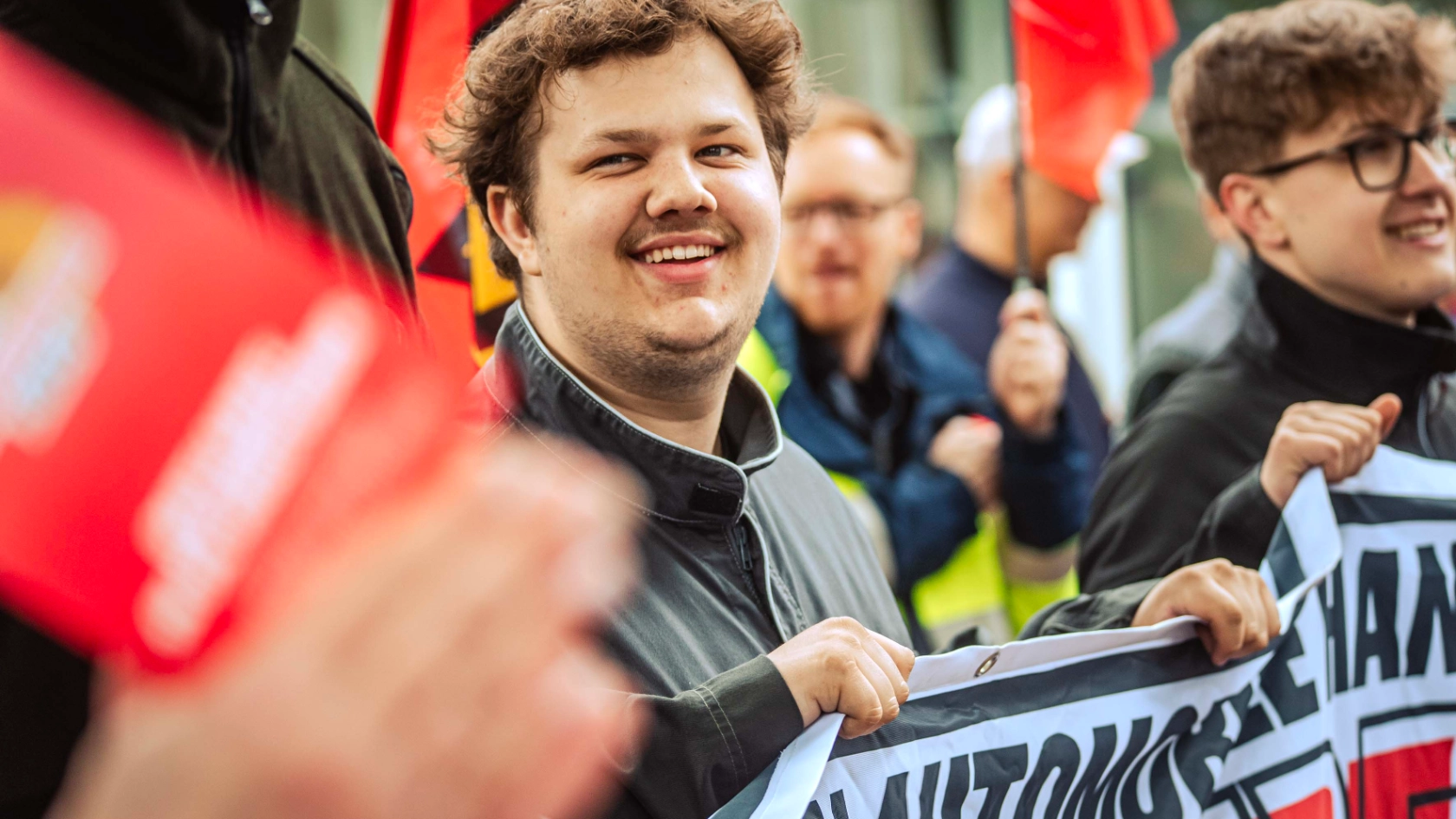 Dritte Verhandlung im KFZ-Gewerbe gestartet: 800 Beschäftigte zeigen Arbeitgeber rote Karte!