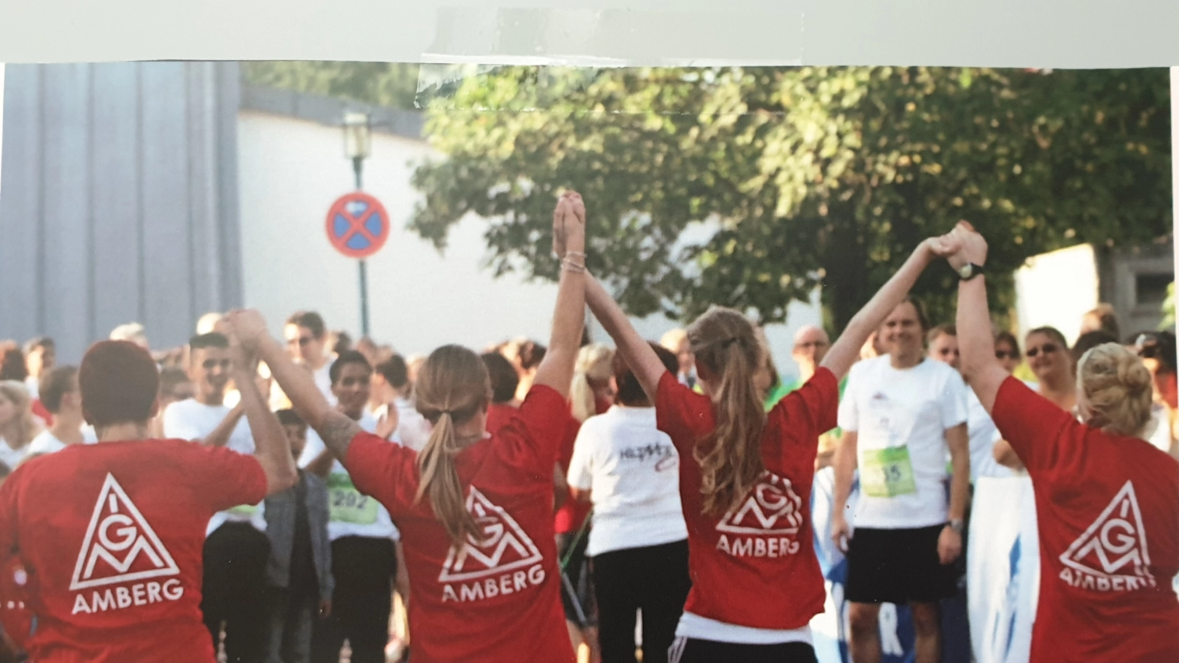 Team IG Metall GS Amberg hält sich an den Händen