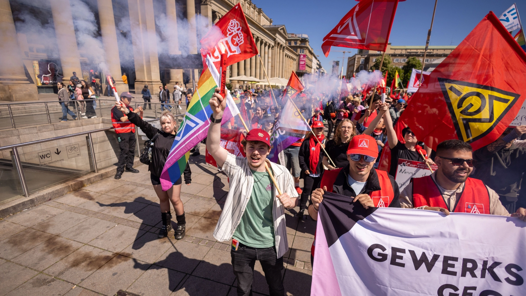 Stuttgart, Baden-Württemberg, 01.05.2026:Demonstration des DGB zum Ersten Mai in StuttgartIm Bild: Frontbanner der DemoNotiz: No model release. Kein Einverständnis für Werbung, keine Weitergabe an Dritte.
