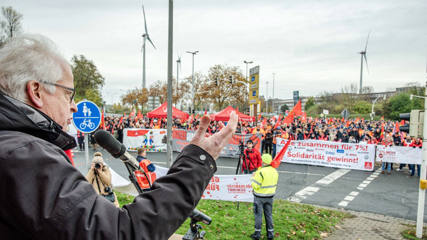 Hans-Jürgen Urban, Vorstandsmitglied der IG Metall, spricht auf der Kundgebung