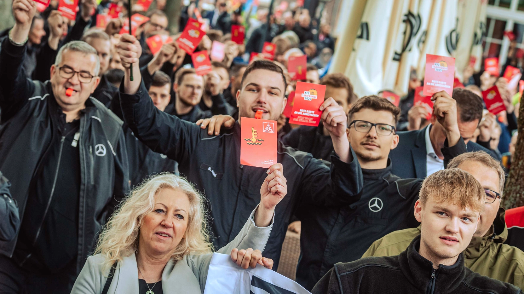 Dritte Verhandlung im KFZ-Gewerbe gestartet: 800 Beschäftigte zeigen Arbeitgeber rote Karte!