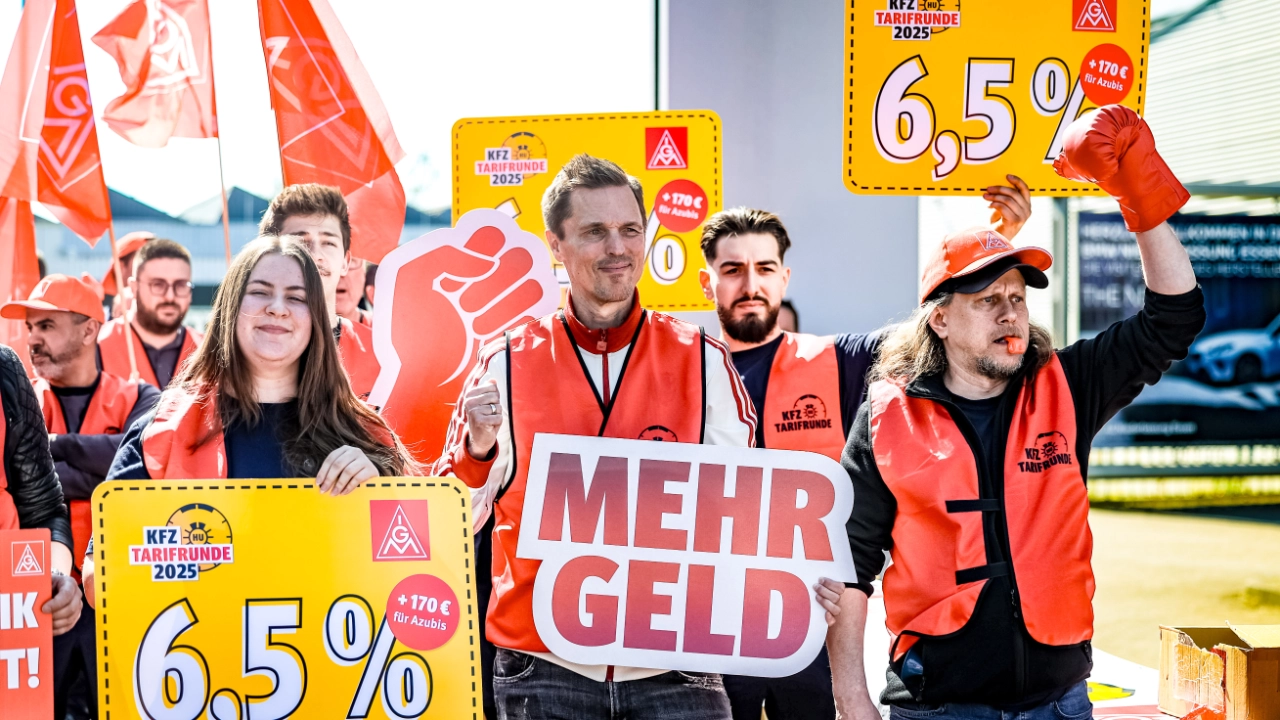 Beschäftigte der BMW-Niederlassung in Essen bei einem Warnstreik