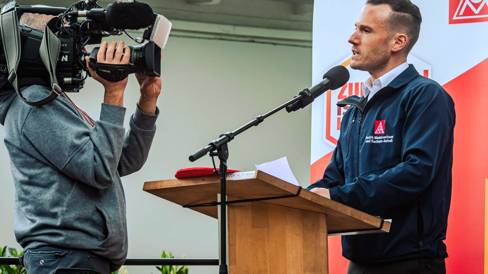 Dritte Verhandlung im KFZ-Gewerbe gestartet: 800 Beschäftigte zeigen Arbeitgeber rote Karte!