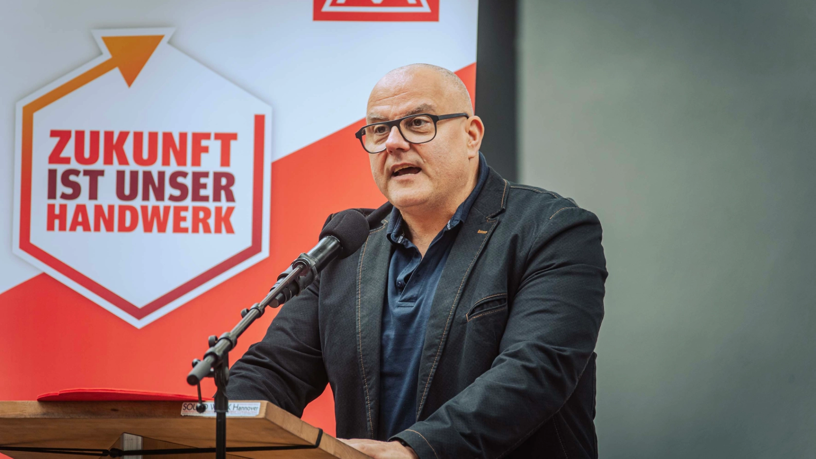 Dritte Verhandlung im KFZ-Gewerbe gestartet: 800 Beschäftigte zeigen Arbeitgeber rote Karte!