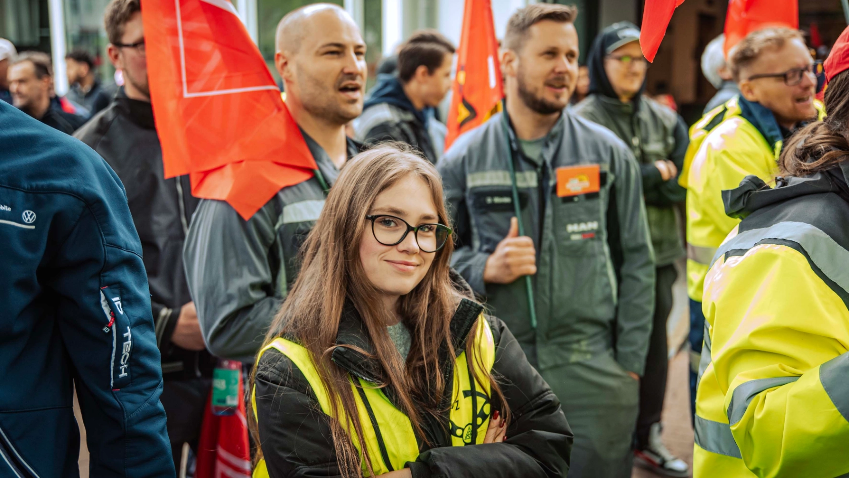 Dritte Verhandlung im KFZ-Gewerbe gestartet: 800 Beschäftigte zeigen Arbeitgeber rote Karte!