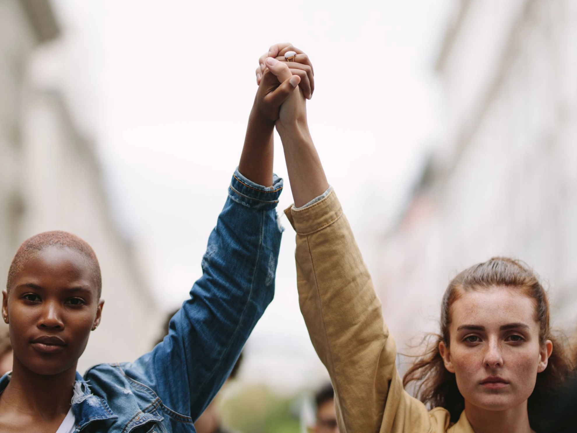 Protestierende Frauen mit haltenden Händen