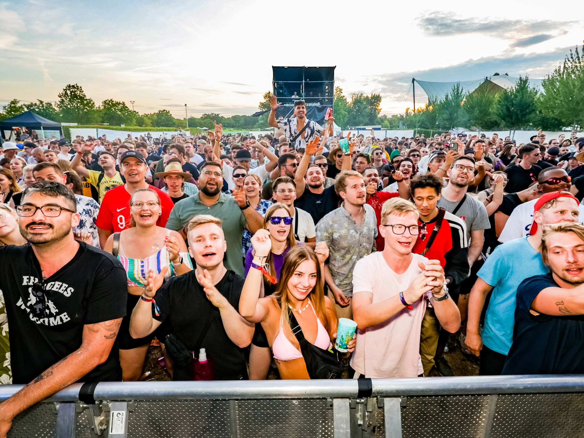 Teilnehmer des R!se Jugendfestivals 2023 bei einem Live-Konzert