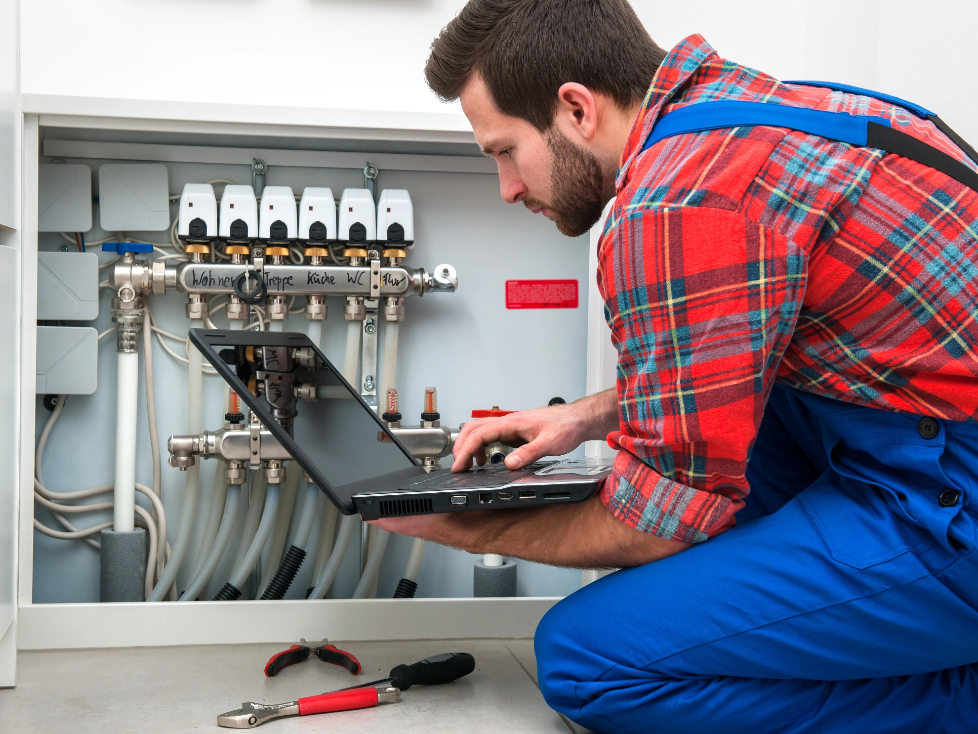 Techniker wartet eine Heizungsanlage