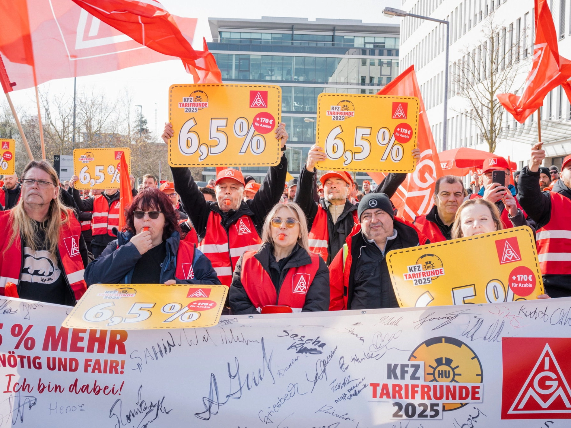 Beschäftigte machen bei einem Warnstreik in der Kfz-Tarifrunde in Nürnberg Druck für ihre Forderungen