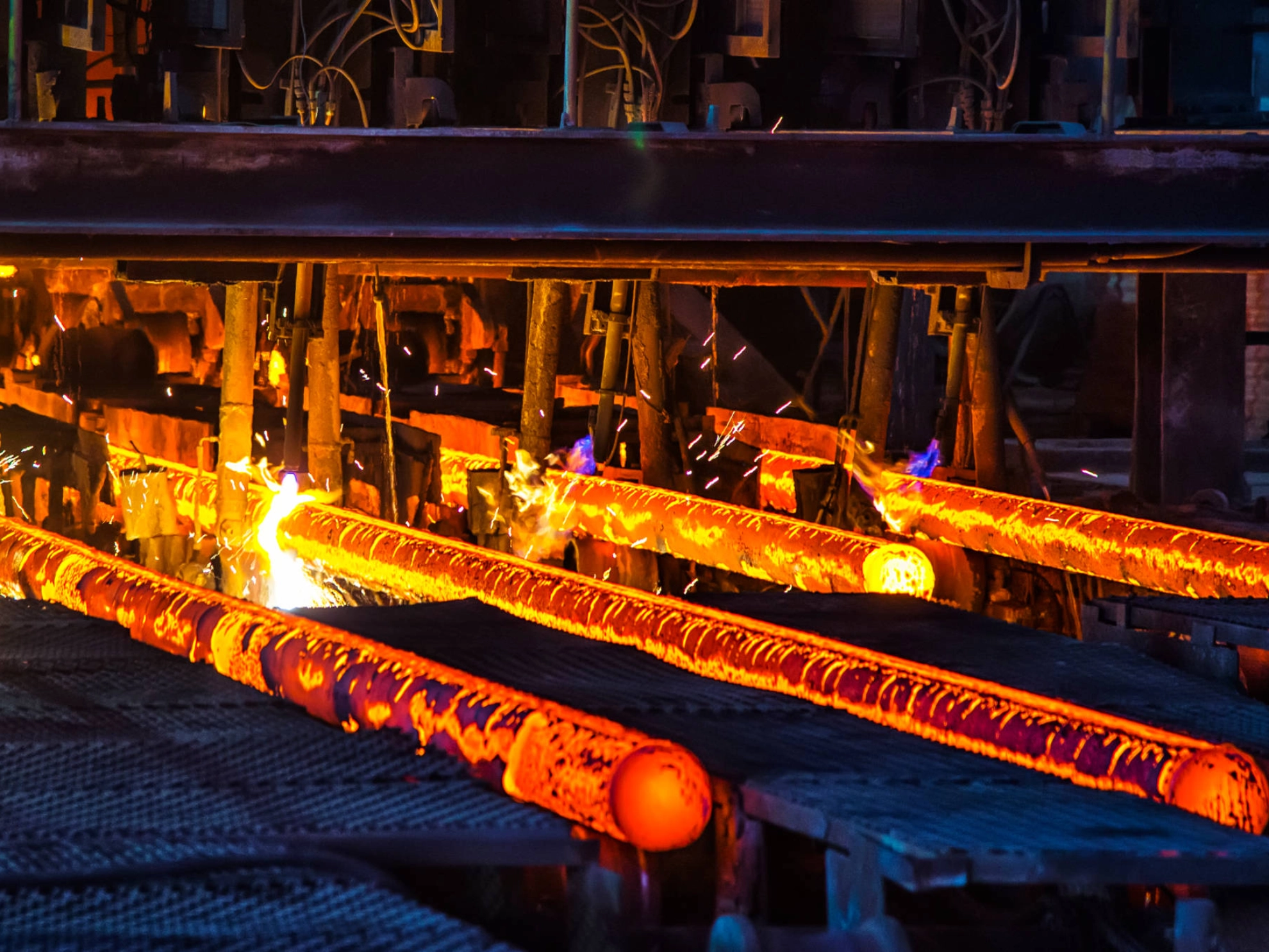 Glühende Metallstangen.