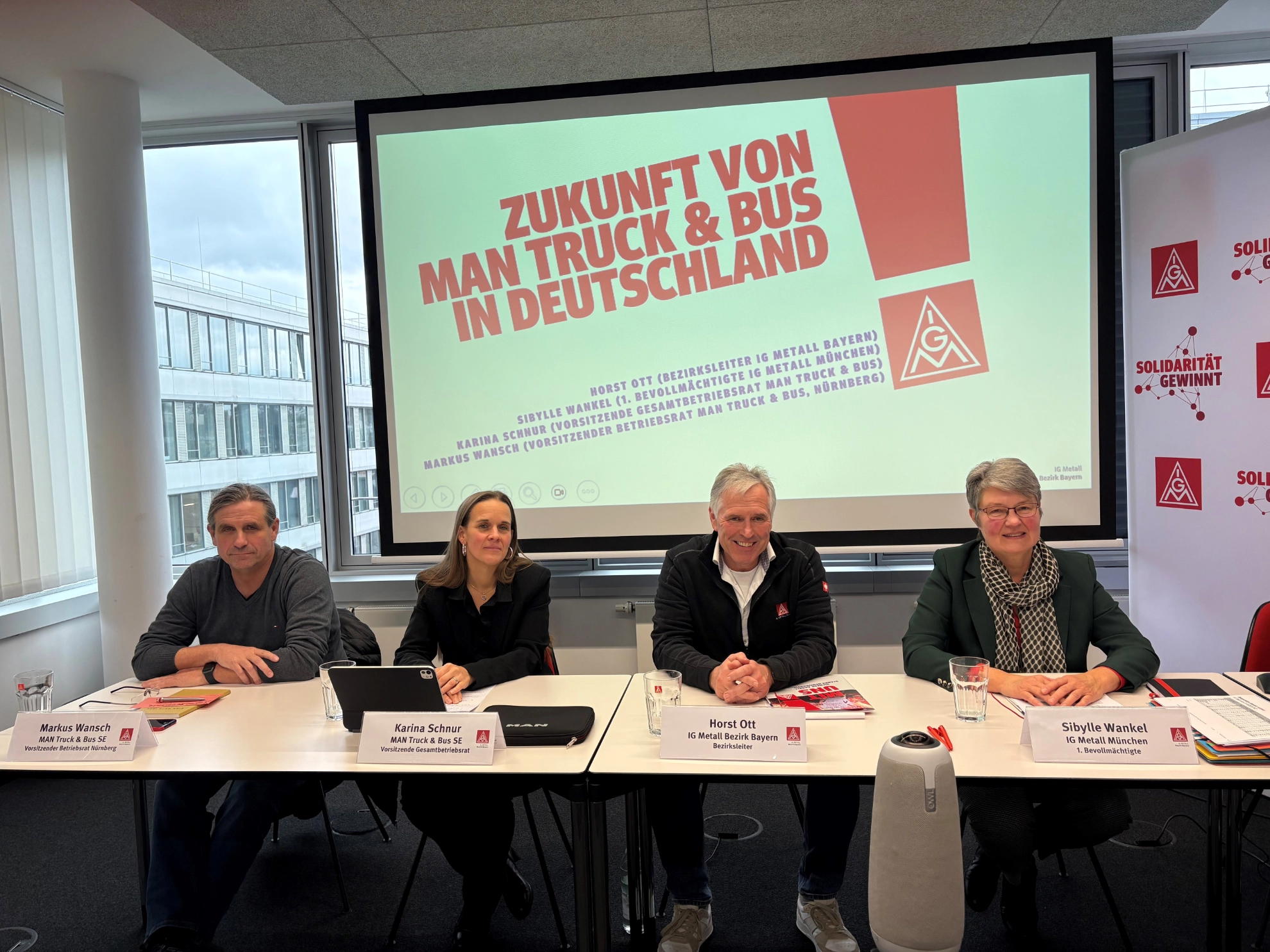 Markus Wansch, Karina Schnur, Horst Ott und Sibylle Wankel geben eine Pressekonferenz zur Zukunft von MAN.