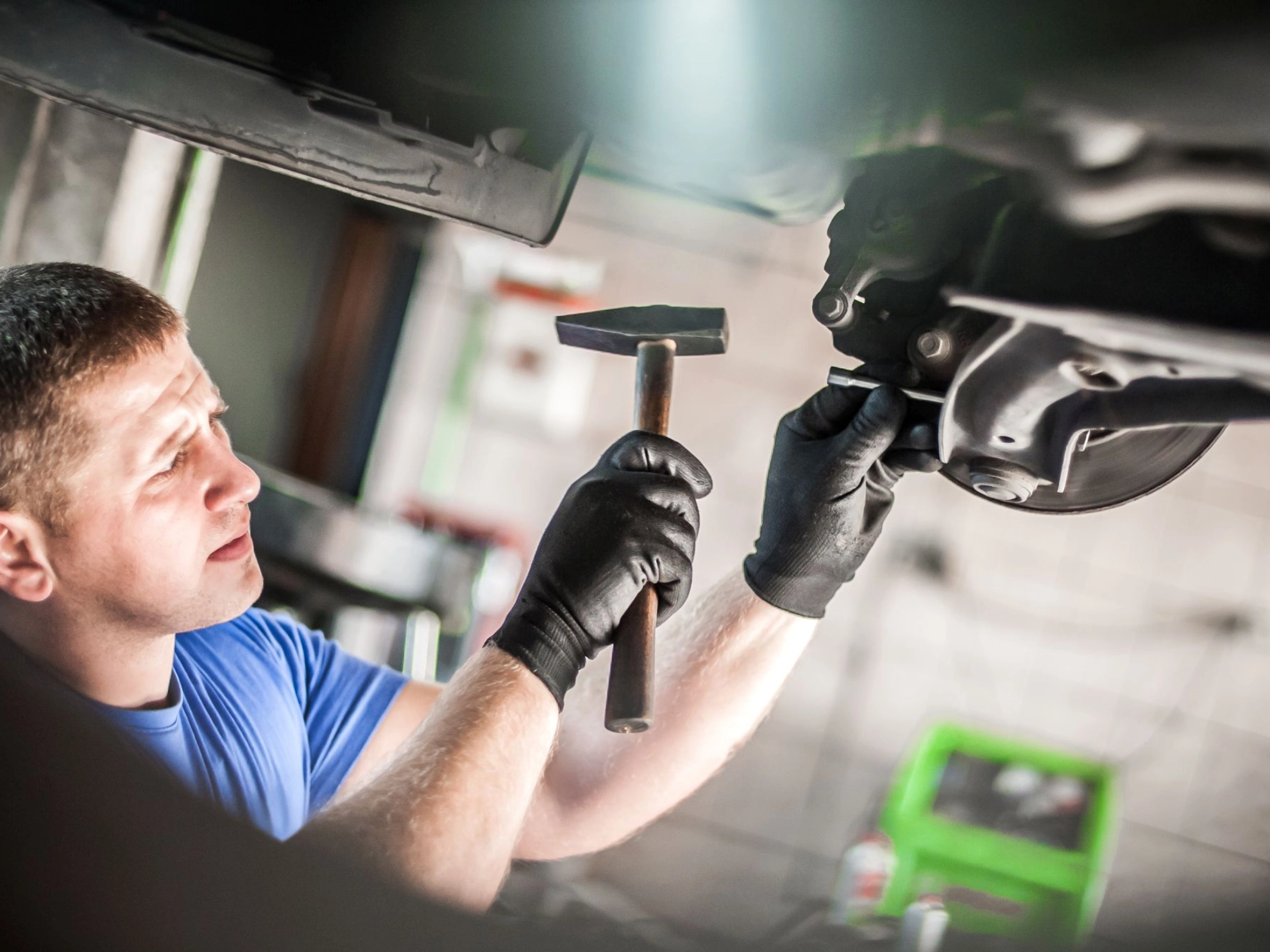 Kfz-Mechaniker bei der Arbeit an einem Auto