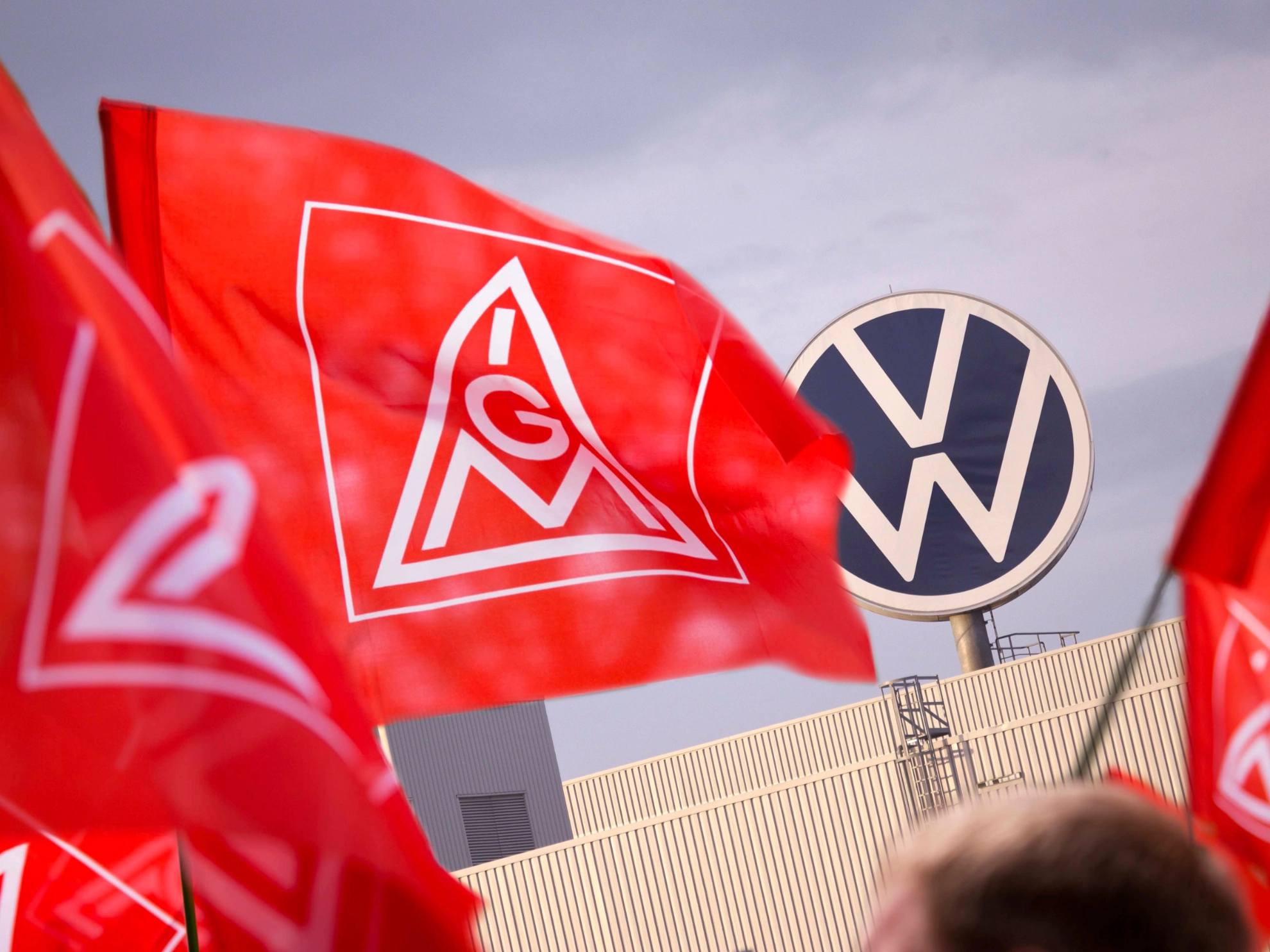 IG Metall Flaggen vor Volkswagenwerk