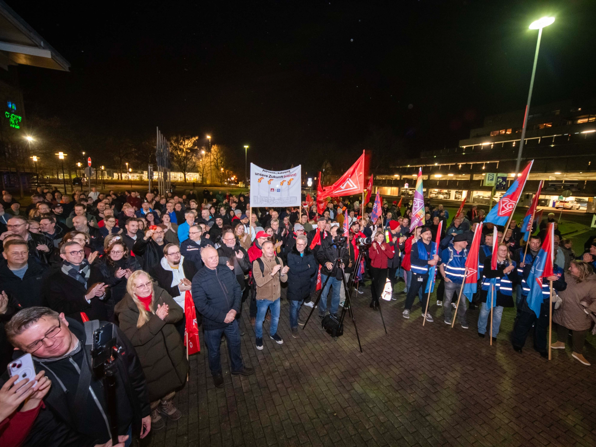 Kundgebung in Wolfsburg: "Stoppt den Kahlschlag"