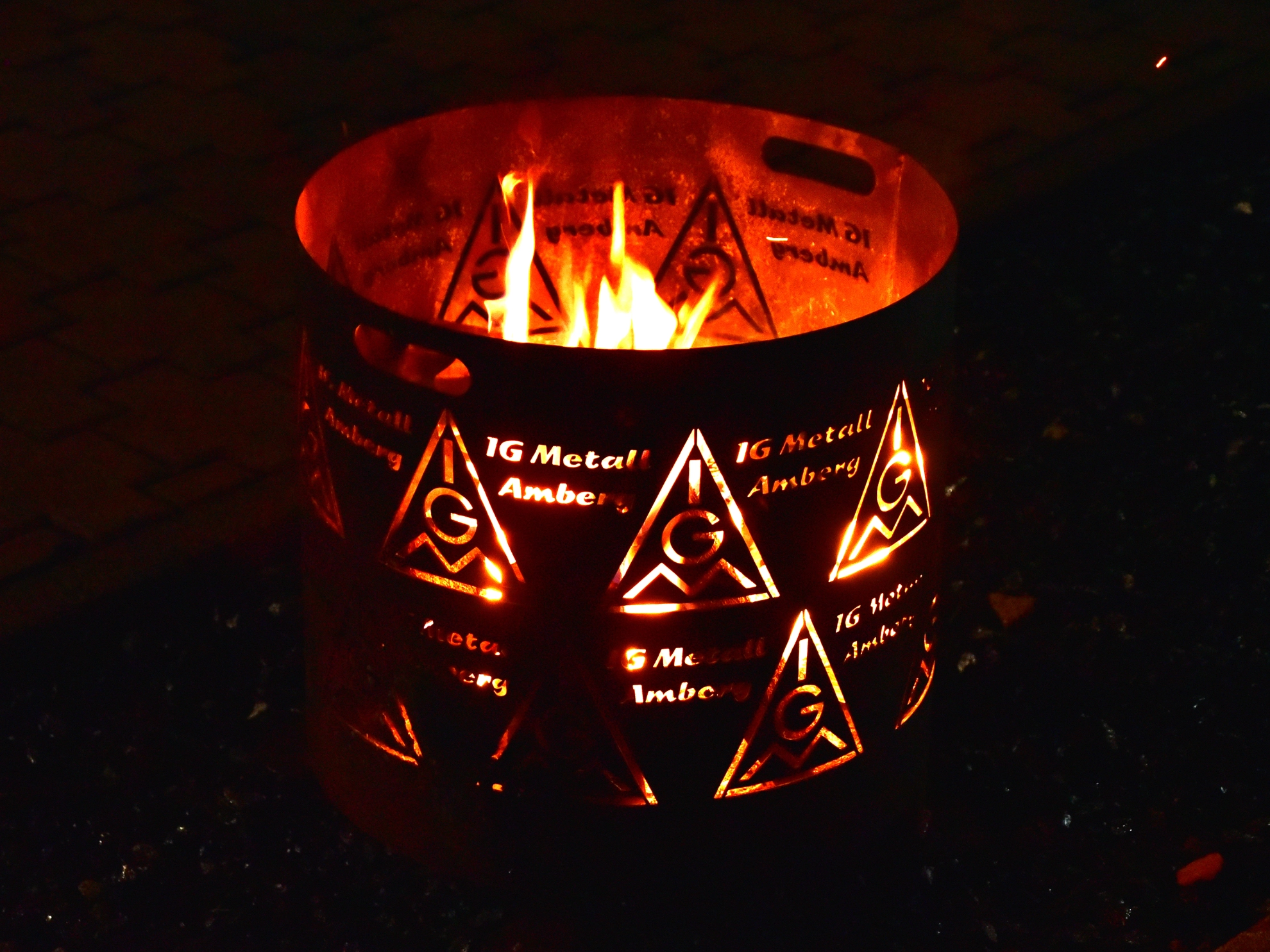 Feuertonne mit Schriftzug IG Metall Amberg