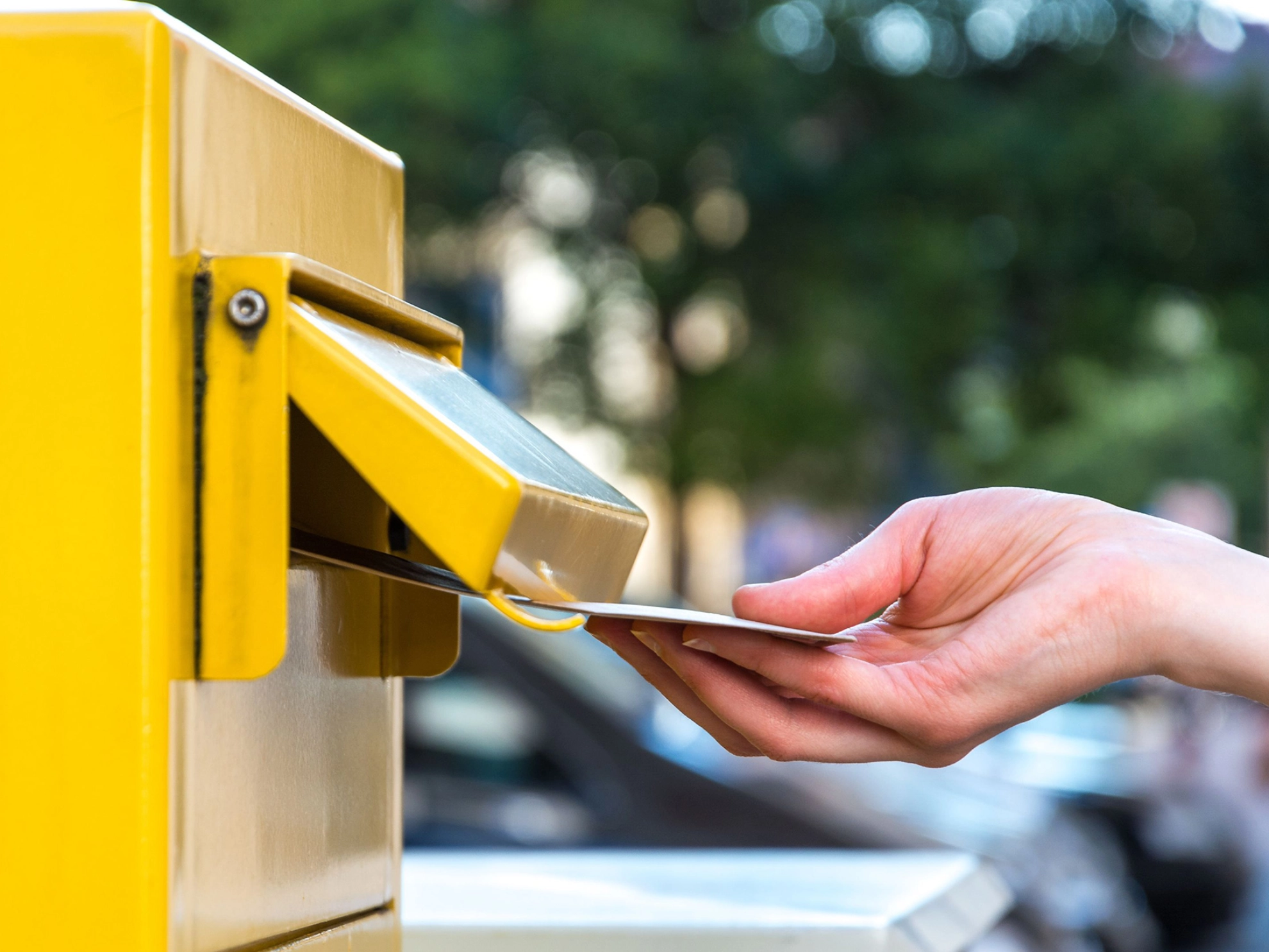 Ein Brief wird in einen Briefkasten geworfen