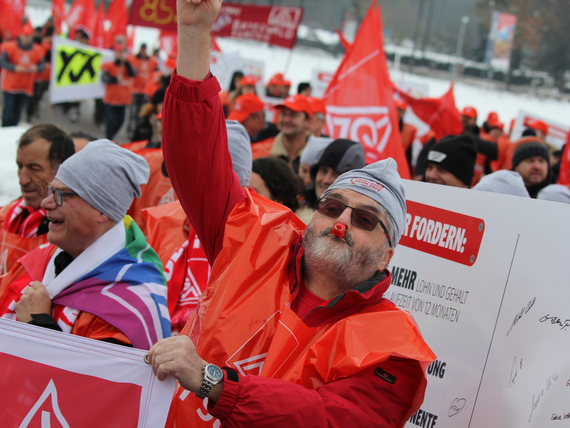 450 Beschäftigte aus neun Betrieben der bayerischen holz- und kunststoffverarbeitenden Industrie haben am 7. Dezember 2023 in Straubing mit einer Demonstration vor der ersten Tarifverhandlung Druck auf die Arbeitgeber gemacht. Beteiligte Betriebe: Heyco (Tittling), Sanipa (Treuchtlingen), Novem Car Interior (Vorbach), Jeld-Wen (Oettingen), Bayerwald (Neukirchen), Völkl (Straubing), Peri (Weißenhorn), Steelcase (Rosenheim) und Hamberger (Stephanskirchen).