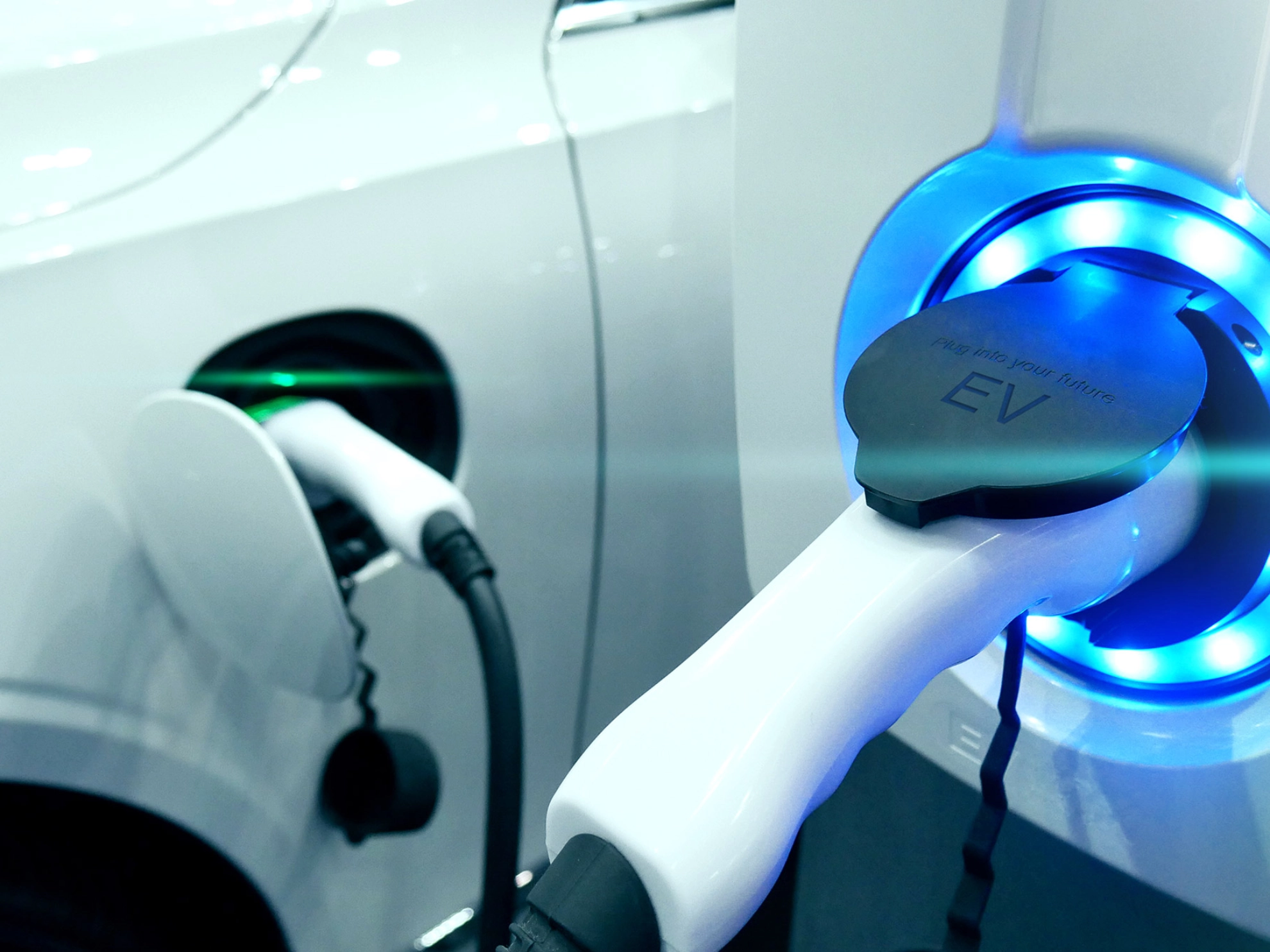 Ein Elektroauto parkt an einer Ladestation