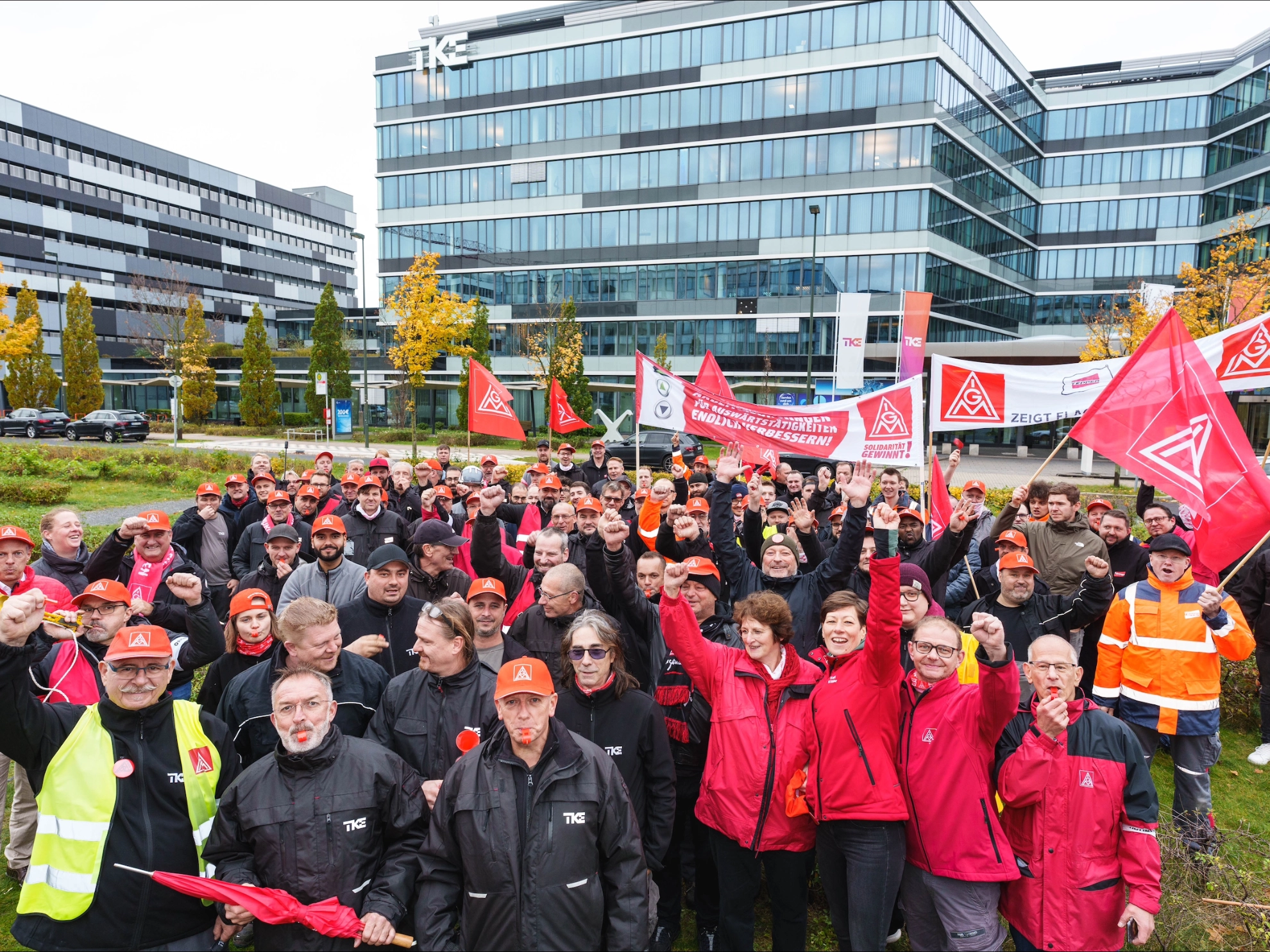 Warnstreik bei TKE vor dem Hauptsitz in Düsseldorf