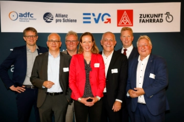 Jürgen Kerner, Zweiter Vorsitzender der IG Metall mit den Bündnispartnern ADFC, Allianz pro Schiene, EVG und Zukunft Fahrrad beim parlamentarischen Abend in Berlin.