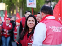 Frau auf einem Streik