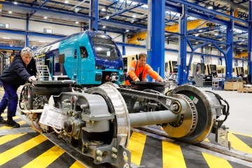 Ein Fahrgestell in Produktion bei Stadler Rail in Berlin