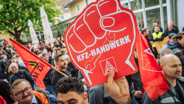 Dritte Verhandlung im KFZ-Gewerbe gestartet: 800 Beschäftigte zeigen Arbeitgeber rote Karte!