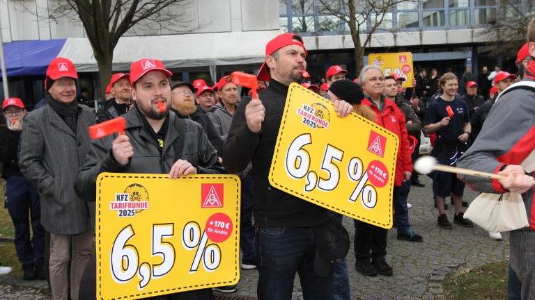 Lautstarke Kundgebung vor der ersten Tarifverhandlung in München