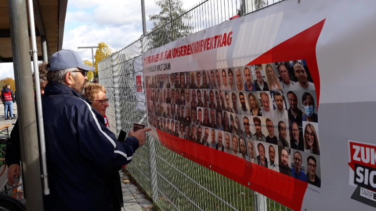 Koll. betrachten Banner