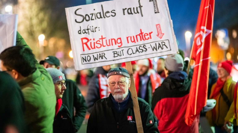 Kundgebung in Wolfsburg: "Stoppt den Kahlschlag"