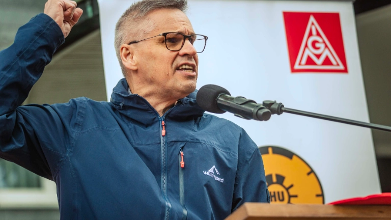 Dritte Verhandlung im KFZ-Gewerbe gestartet: 800 Beschäftigte zeigen Arbeitgeber rote Karte!