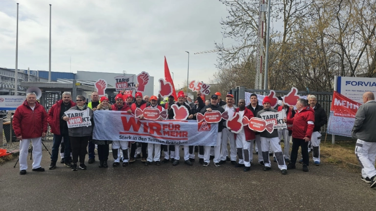 Warnstreik Tarifrunde Textil & Bekleidung bei Faurecia in Neuburg