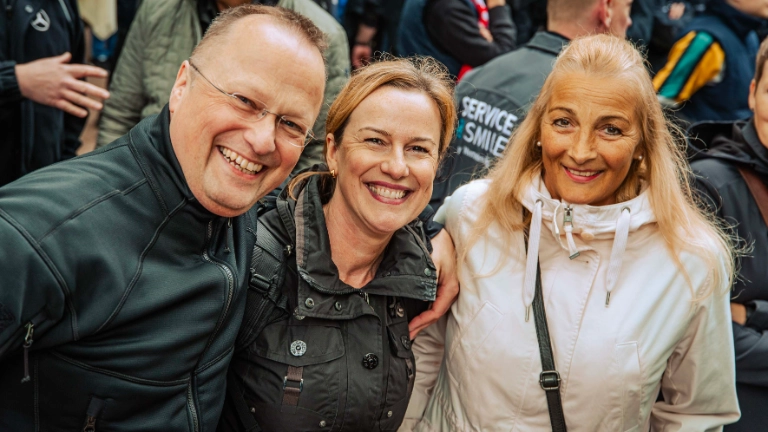 Dritte Verhandlung im KFZ-Gewerbe gestartet: 800 Beschäftigte zeigen Arbeitgeber rote Karte!