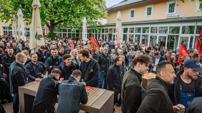 Dritte Verhandlung im KFZ-Gewerbe gestartet: 800 Beschäftigte zeigen Arbeitgeber rote Karte!