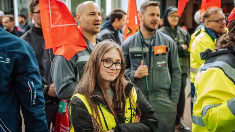 Dritte Verhandlung im KFZ-Gewerbe gestartet: 800 Beschäftigte zeigen Arbeitgeber rote Karte!